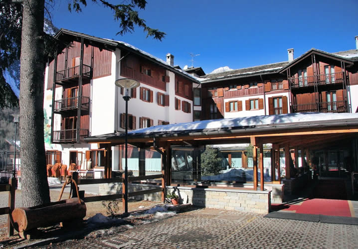 Alternative exterior view of the Hotel Alpechiara