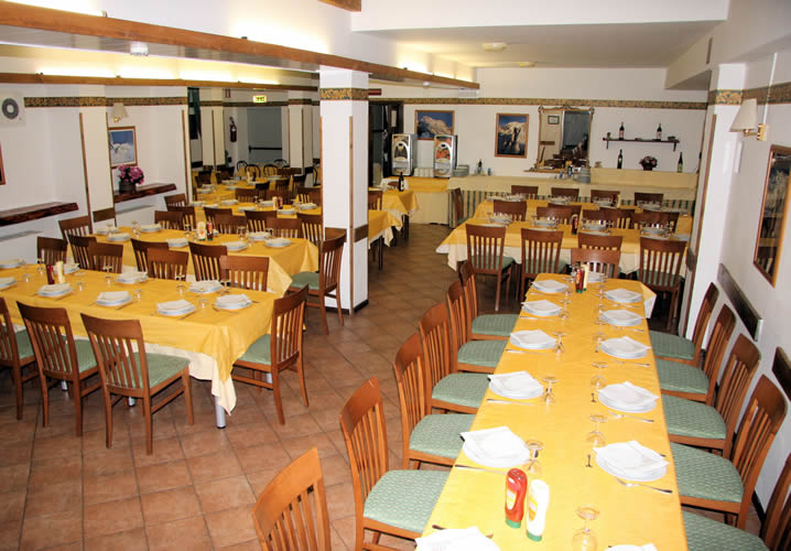 The restaurant area of the Hotel Telecabine