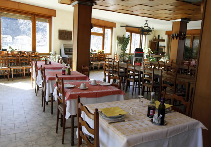 The restaurant area of the Hotel Des Roses