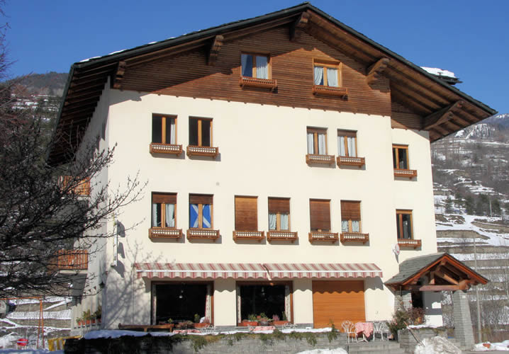 Exterior of the Hotel Edelweiss in Villeneuve