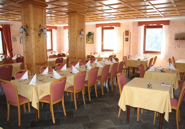 The restaurant area of the Hotel Alpechiara