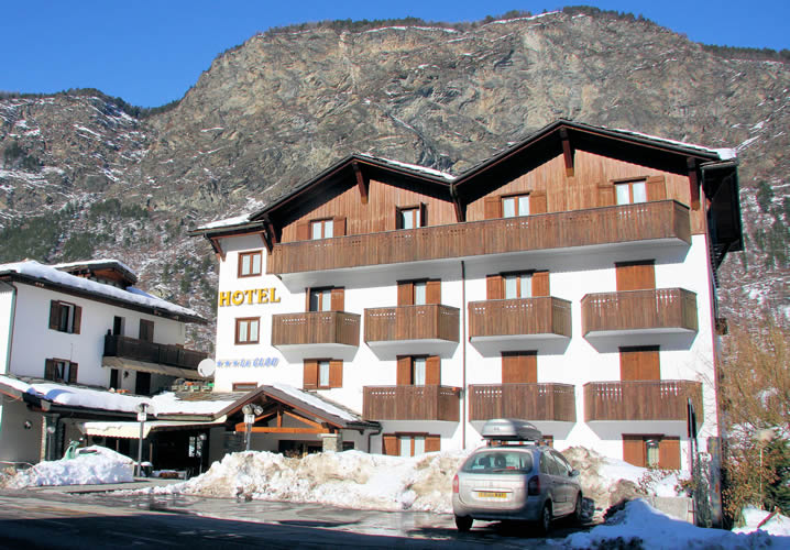 Exterior of the Hotel Le Clou