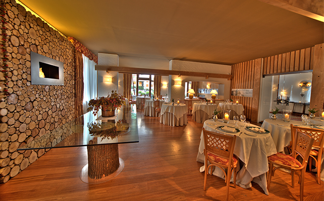 The restaurant area in the Cresta et Duc