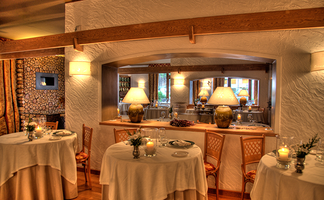 The restaurant area in the Cresta et Duc