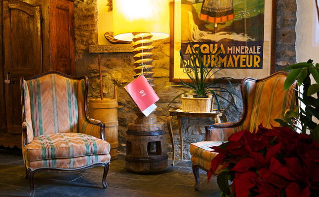 The seating area of the Hotel Dolonne