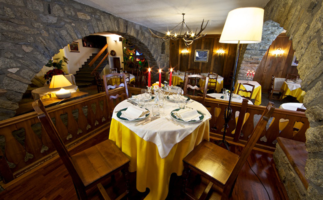 The restaurant area of the Hotel Dolonne