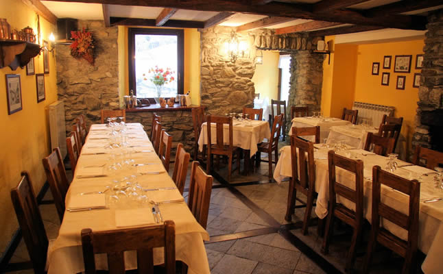 The restaurant area of the Tavernier