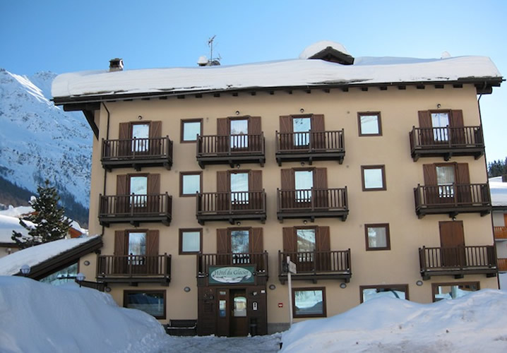The front of the Hotel Du Glacier, La Thuile