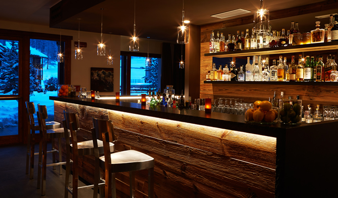 The bar area in the Nira Montana