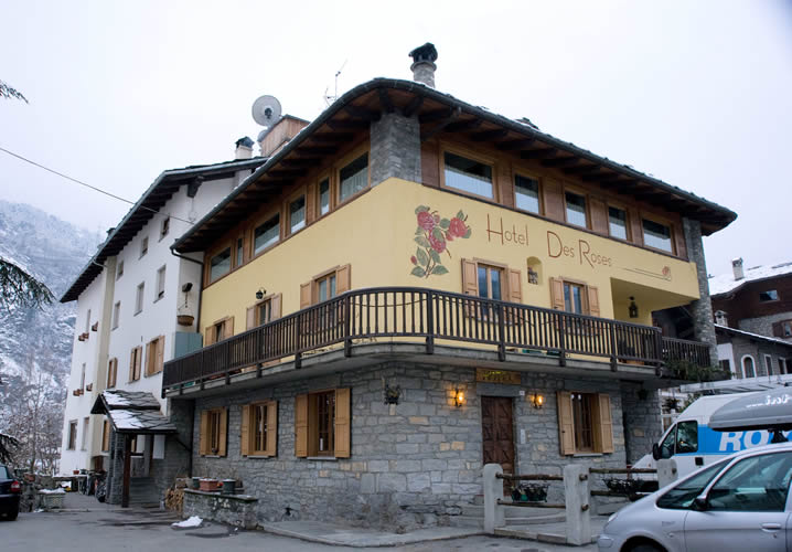 Alternative exterior view of the Hotel Des Roses