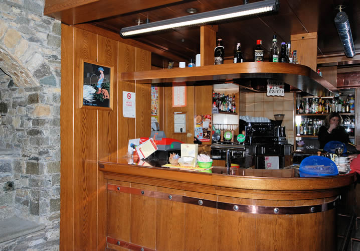 The bar area of the Hotel Des Roses