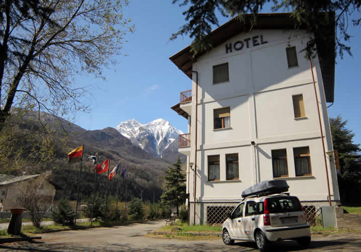 Alternative exterior view of the Hotel Dujany