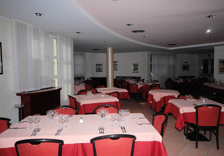 The restaurant area of the Hotel Etoile Du Nord
