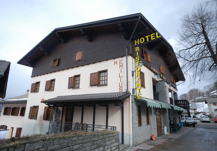 Alternative exterior view of the Hotel Monte Emilius