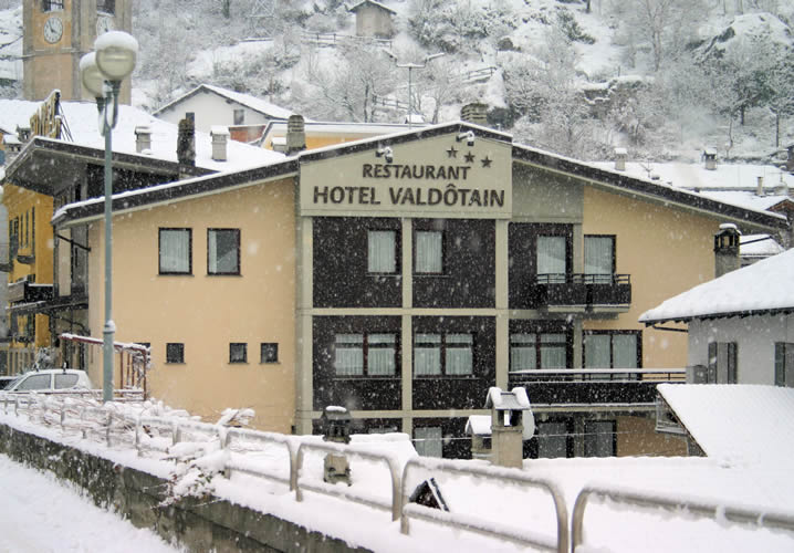 Alternative exterior view of the Hotel Valdotain